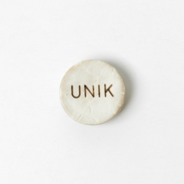 Treknapp med teksten UNIK - 18 mm